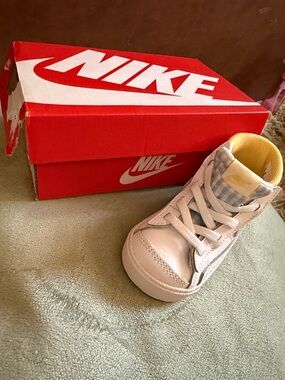 Nike Kids Cream and Yellow High-Top Sneaker